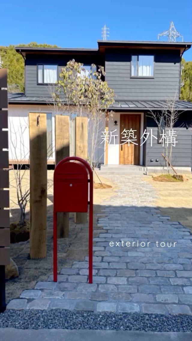 -————施工事例❇︎

新築外構のご紹介です💁‍♀️

駐車場土間コンクリート
目隠しフェンス
アプローチ
物置
サイクルポート
デッキ
植栽
の施工をさせていただきました。

”軽井沢風にしたい″とご依頼をいただき、
緑溢れるお庭に仕上がりました🌿

ベルギー産の石を使用したアプローチは、
石畳のようでとても素敵です😌✨

一年を通して変化を感じられるお庭です。

この度はご依頼いただき、ありがとうございました🌱

—❇︎株式会社中村建設❇︎-———————

#藤枝 #焼津 #島田 #静岡 #牧之原 #吉田
#静岡中部 地区を中心に対応しております
#中村建設 #外構工事 #エクステリア #フェンス工事
#エクステリアデザイン #外構デザイン#おしゃれ外構
#新築外構 #リフォーム外構 #リガーデン#ドッグラン
#エクステリア施工例 #軽井沢風エクステリア